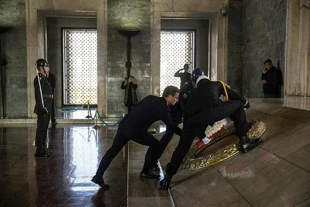 İsveç Başbakanı Kristersson Stockholm'de sakladığı FETÖ'cülerin bombaladığı Gazi Meclis'i ziyaret etti-11