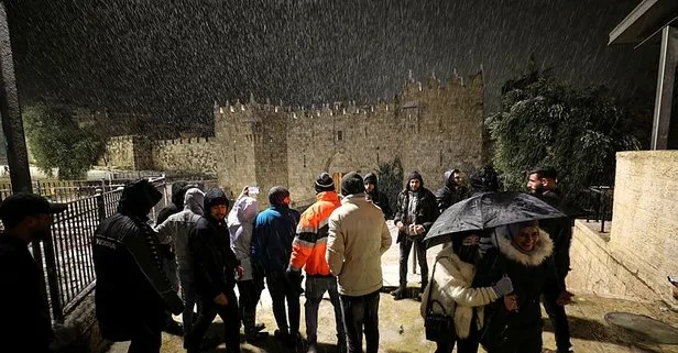 Kudüs’te akşam saatlerinde bastıran kar Mescid-i Aksa’da sevince dönüştü