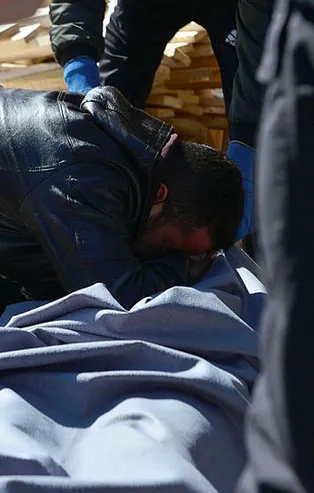 Adana'da çok acı olay! Gözyaşlarına boğularak cansız bedenine sarıldı