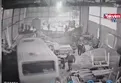 Babasının atölyesine minibüs ile girdi