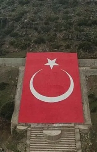 Terörist elebaşı Öcalan portresi yerine dev Türk bayrağı! Afrin'de dikkat çeken kare
