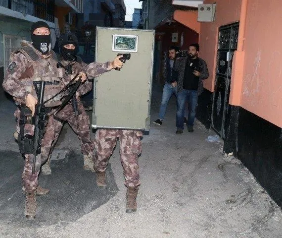 Kimsesiz ve muhtaç kadınlara zorla fuhuş yaptıran şebeke çökertildi-7