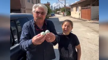 Bursa'da yolunu şaşıran Erdal Özyağcılar'a hayranından "taze folluktan organik mavi yumurta" sürprizi