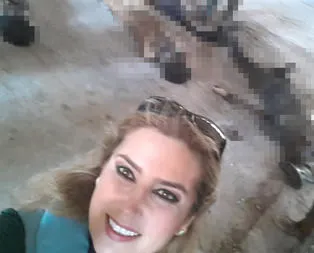 Katledilen muhaliflerin önünde selfie çekti!