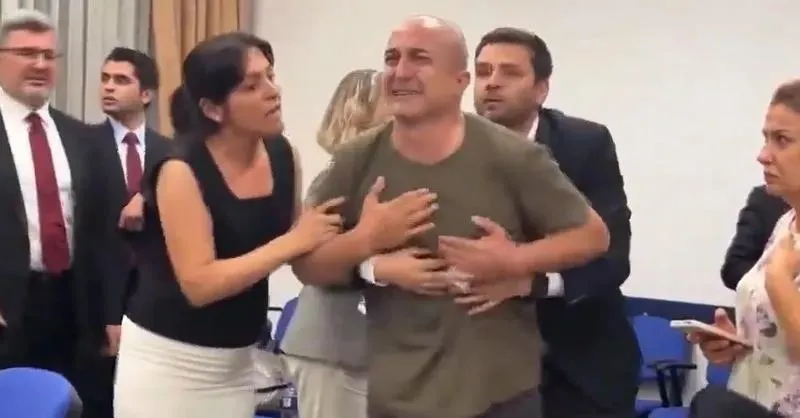 CHP'li ve DEM'li vekiller başıboş köpeklerin saldırısında ağır yaralanan Tunahan Yılmaz'ın babası Halil Yılmaz'ı komisyondan kovduç