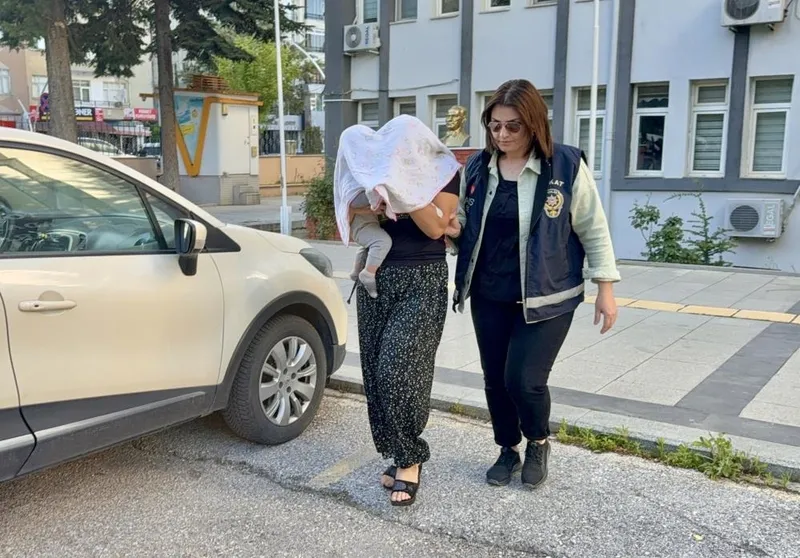 1747990782680.jpeg Tutuklanan kadın zanlılardan birinin kucağında bebek bulunması dikkat çekti. (İHA)