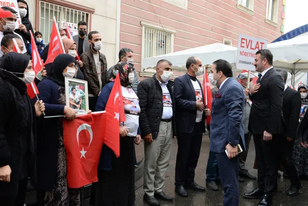 diyarbakir-anneleri-29-ekim-cumhuriyet-bayramini-istiklal-marsi-okuyarak-kutladi-1635516960356.jpg Diyarbakır Anneleri 29 Ekim Cumhuriyet Bayramı'nı İstiklal Marşı okuyarak kutladı-8