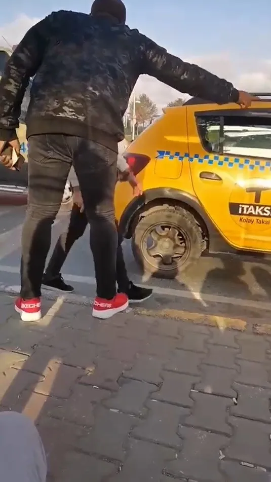 istanbulda-taksi-dehseti-devam-ediyor-elindeki-demir-sopayla-musteriyi-tehdit-etti-1637043885920.jpg