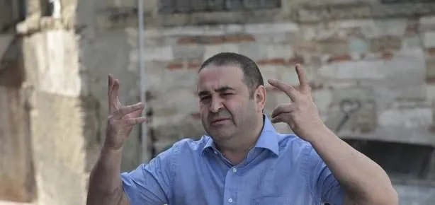 Poz uğruna yere düşüyordu