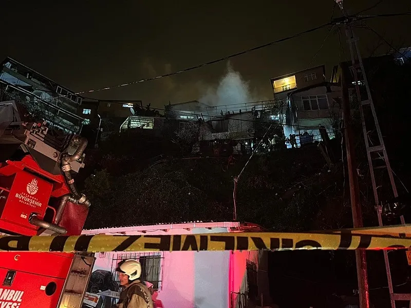Sarıyer’de iki gecekondu yandı: 6 kişi yaralandı-4