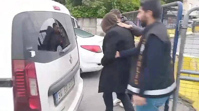 edanur-gezer-sorusturmasinda-gozaltina-alinan-3-ibb-calisanindan-1i-tutuklandi-1714906280104.jpeg Edanur Gezer soruşturmasında gözaltına alınan 3 İBB çalışanından 1'i tutuklandı-1