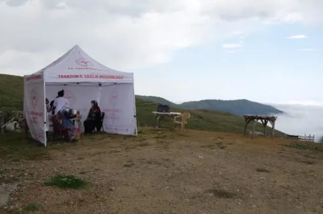 Yaylada kalan vatandaşlara mobil sağlık ekiplerince kurulan çadırlarda Covid-19 aşısı uygulanıyor