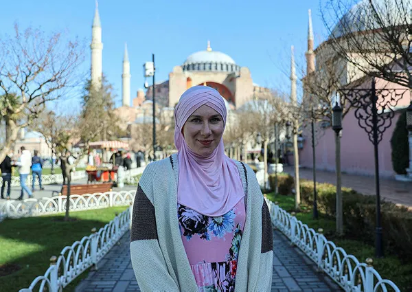 sultanahmet-camisinde-muslumanlikla-tanisan-ingiliz-her-seyi-birakip-islami-anlatmaya-basladi-1616776440059.jpg Sultanahmet Camisi'nde Müslümanlıkla tanışan İngiliz, her şeyi bırakıp İslam'ı anlatmaya başladı-3