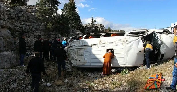 Başka şehirden kız istemeye gidenleri taşıyan minibüsün feci kazası: Çok sayıda yaralı var