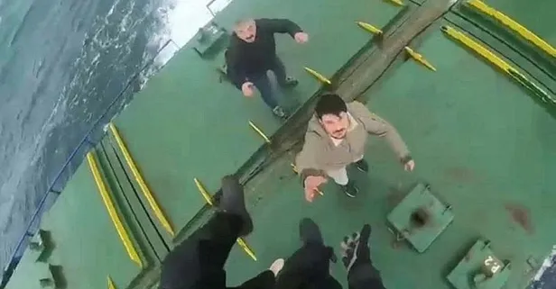 Film gibi operasyon: Motor arızası nedeniyle sürüklenen geminin mürettebatı helikopterle kurtarıldı! İşte o görüntüler
