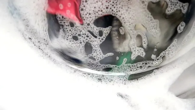 2-cay-bardagi-dokmek-yeterli-kireci-pasi-kiri-sokup-atiyor-camasir-makineniz-20-yil-calisacak-1701096821597.jpg Makineyi temizliyor, faturayı düşürüyor, çamaşırları tertemiz yapıyor... 2 çay bardağı dökmek yeterli!-6