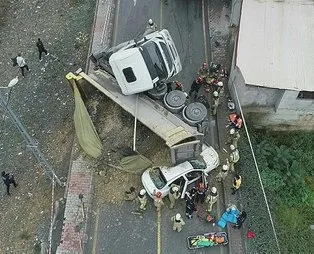 İstanbul'da hafriyat kamyonu dehşet saçtı! Otomobilin üzerine devrildi yol kapatıldı