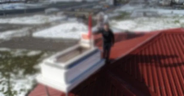 Yaptığı mermer mezarı evinin çatısında sergiliyor