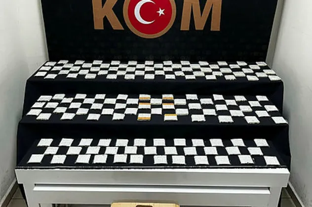 Denizli’de çok sayıda dolu makaron ve 12.5 kilogram kaçak kıyılmış tütün ele geçirildi