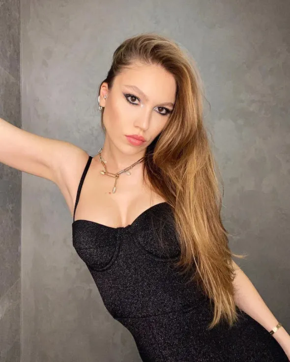 Duygu Özaslan 'e bu kadar da olmaz artık' dedirtti ne mahremi kaldı ne de özeli! Duygu Özaslan iç çamaşırlı detayıyla...-2