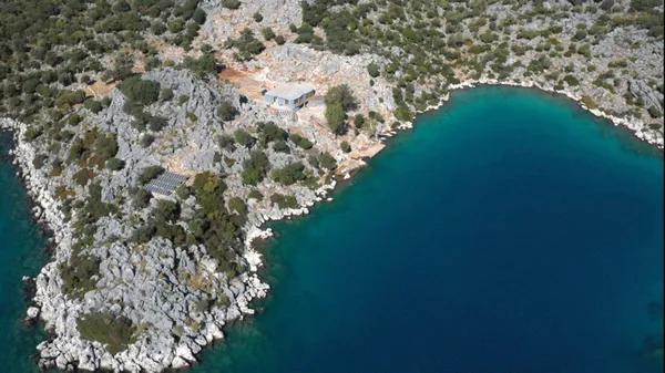 doga-harikasi-koyda-kacak-villa-sure-tamamlandi-yikim-icin-calismalar-basladi-1617705360167.jpg Doğa harikası koyda kaçak villa! Süre tamamlandı! Yıkım için çalışmalar başladı-10