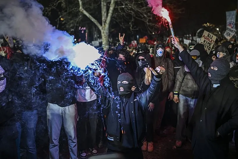 CHP'li İstanbul Büyükşehir Belediyesi'ne (İBB) yönelik yolsuzluk ve terör soruşturmalarını protesto etmek için izinsiz gösteri yaparak, Saraçhane'den Taksim'e yürümek isteyen ve polislere saldıran göstericilere müdahale edildi. (AA)