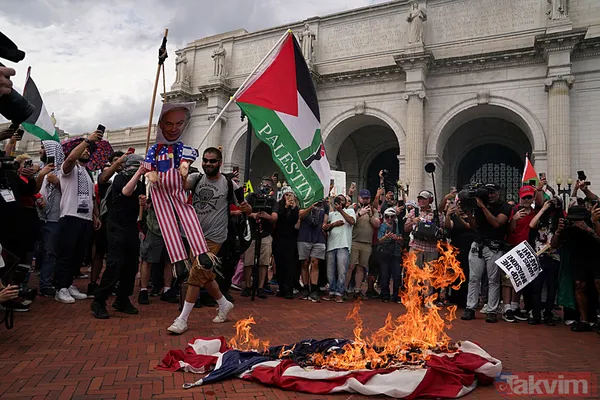 ABD’de Netanyahu’ya böcekli protesto! Washington’da çeşmeleri kana bulayıp İsrail heyetinin kaldığı otele böcekler saldılar - 6