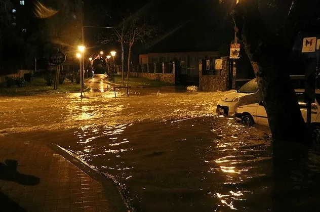 SON DAKİKA: Altyapı yetmeyince İzmir’i yine sel vurdu: Birçok ev ve iş yerini su bastı!