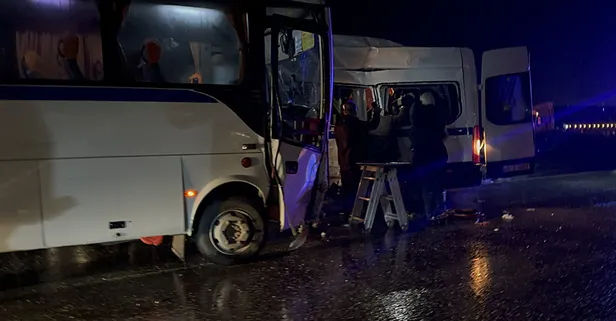 Akhisar'da işçi servisi ile midibüs çarpıştı: 35 kişi yaralandı
