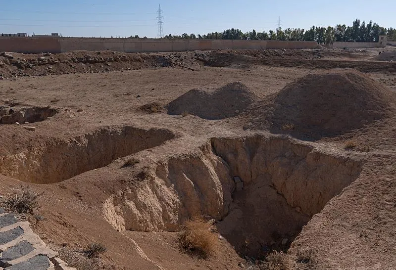 Anadolu Ajansı (AA) ekibi, Suriye'nin başkenti Şam'ın Hüseyniye bölgesinde toplu mezarlık olduğu öne sürülen alanı görüntüledi. Suriye'de Beşşar Esed rejiminin devrilmesinin ardından ülke genelinde arama tarama çalışmaları sürüyor. AA ekibi, bu kapsamda başkentin güneydoğusunda, Şam Havaalanı'nın hemen arkasındaki Hüseyniye bölgesinde toplu mezarlık olduğu iddia edilen alanı görüntüledi. (AA)
