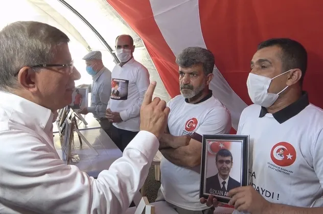 Evlat nöbetindeki ailelerle tartışıp hakaretler savuran Ahmet Davutoğlu'na tepkiler çığ gibi
