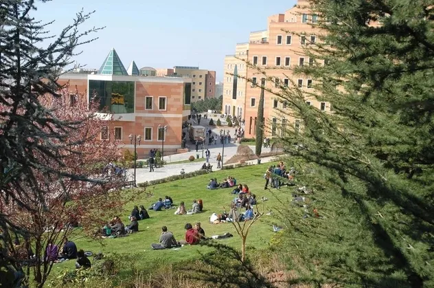 Yeditepe Üniversitesi 8 Araştırma Görevlisi ve Öğretim Görevlisi alıyor