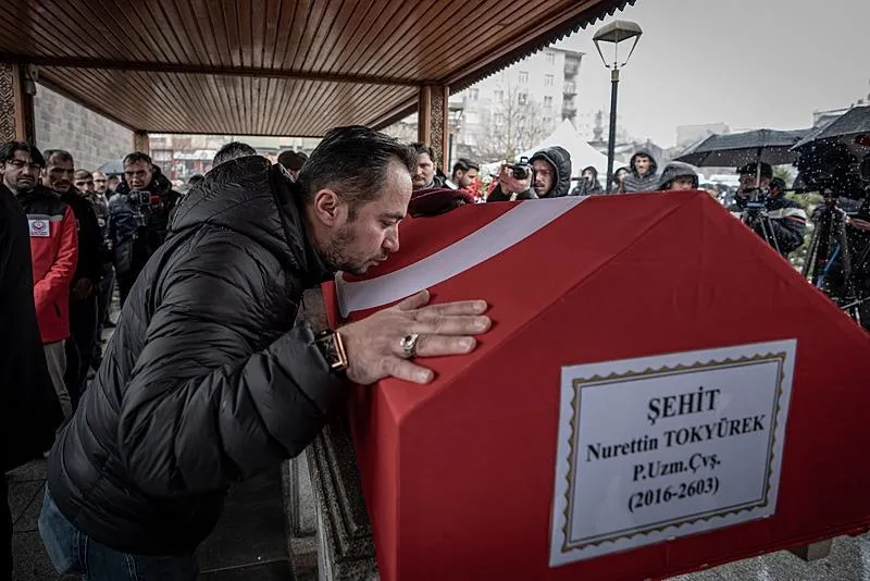Şehit olan ve cenazesine ulaşılan Piyade Uzman Çavuş Nurettin Tokyürek, memleketi Erzurum'da toprağa verildi. (AA)