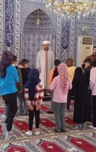 Cumhuriyet gazetesinin İslam düşmanlığına sosyal medyadan tepki! Çocukların camiye götürülmesinden rahatsız oldu