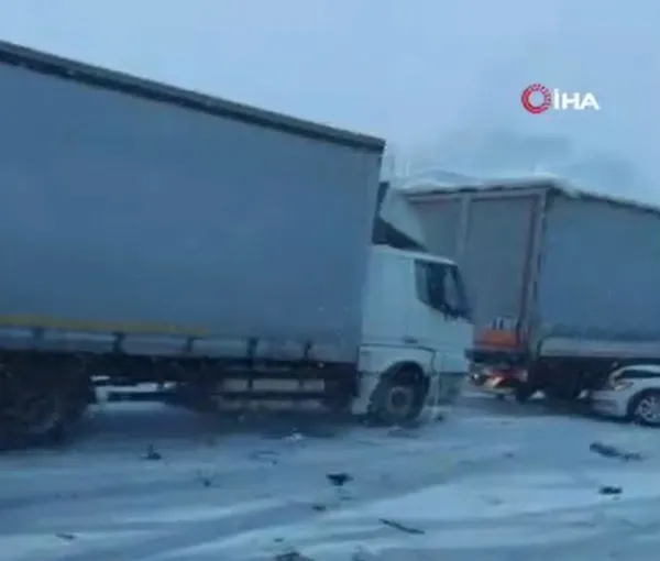 son-dakika-tem-savas-alanina-dondu-kaza-ani-saniye-saniye-kaydedildi-1613558256543.jpg SON DAKİKA: TEM savaş alanına döndü! Kaza anı saniye saniye kaydedildi-3