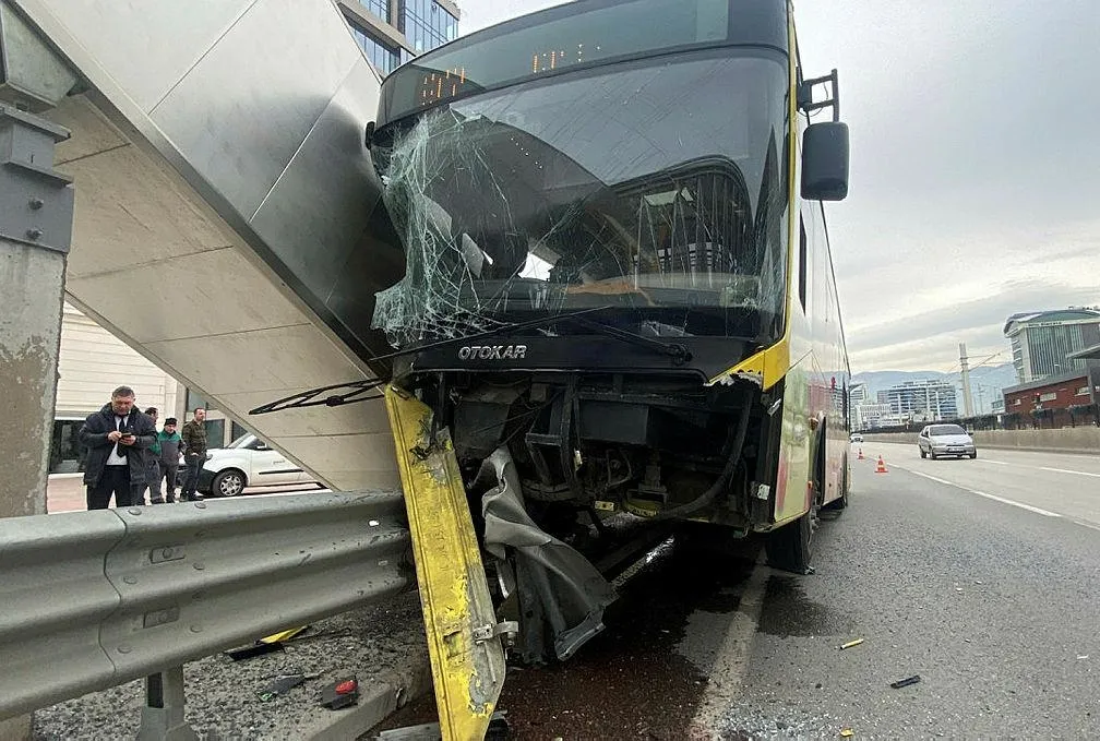 Halk otobüsü bariyere ok gibi saplandı
