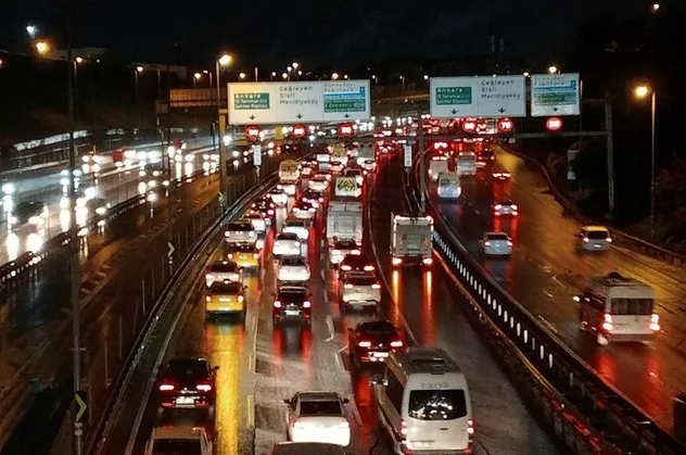 İstanbul'da sağanak sonrası trafik çilesi! Meteorolojiden peş peşe uyarılar: Kuvvetli yağış ve rüzgara dikkat