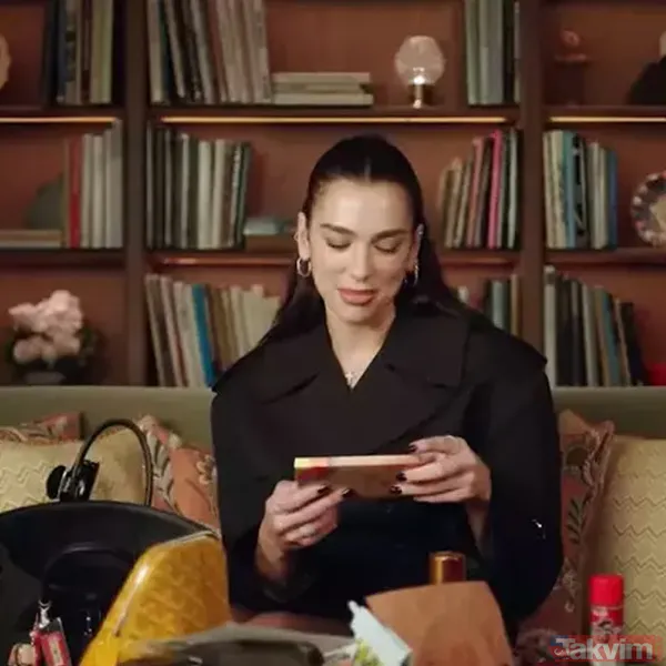 Dünyaca ünlü yıldız Dua Lipa’nın çantasından çıkanlar görenleri şaşkına çevirdi! Meğer sürekli yanında taşıyormuş... - 8