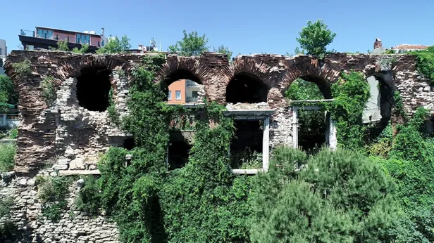 16 asırlık tarihi İstanbul surları tehlike altında-1