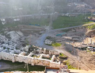 İzmir'deki Smyrna Tiyatrosu'nda antik geçit bulundu! Tam 26 metre uzunluğunda...