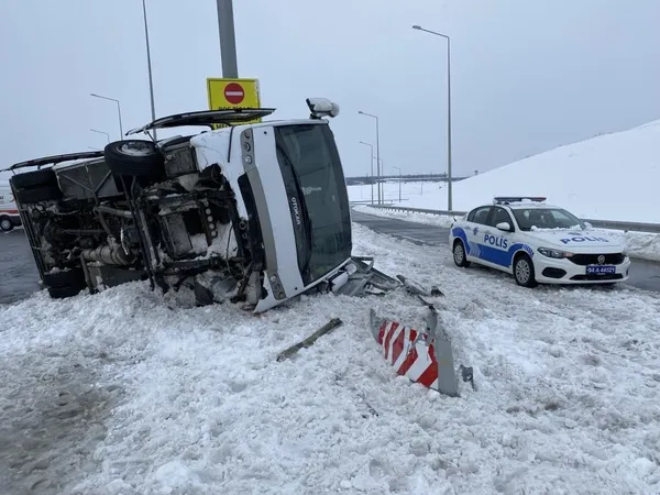 istanbul-havalimanina-guvenlik-personelini-tasiyan-servis-minibusu-devrildi-yaralilar-var-1643115897901.jpg İstanbul Havalimanı'na güvenlik personelini taşıyan servis minibüsü devrildi: Yaralılar var-3
