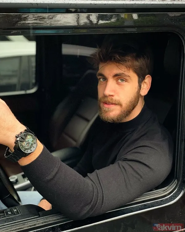 Ablasının yönlendirmesiyle ajansa kaydolan ve oyunculuk macerasına atılan Emre Bey, daha sonra birçok projede yer aldı. Aşk Zamanı dizisinin ardından yeni...