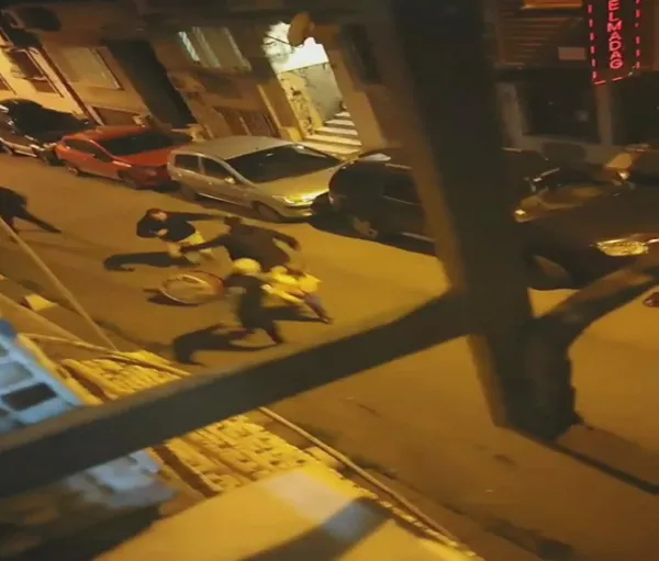 sislide-davulu-bicaklayan-turist-davulcuyu-da-kovaladi-iste-o-anlar-1619599039749.jpg Şişli'de davulu bıçaklayan turist davulcuyu da kovaladı! İşte o anlar-2