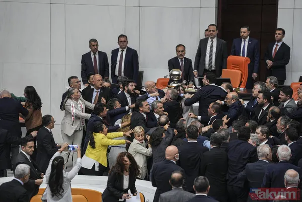 Filistin oturumuna mazeret sunan CHP lideri Özgür Özel Can Atalay için seke seke Meclis'e geldi! Bir de üstüne DEM Grubu'na gitti - 4