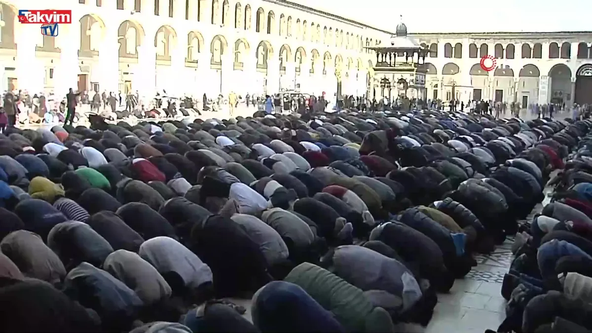 Esad sonrası Emevi Camii'nde 4. cuma namazı!