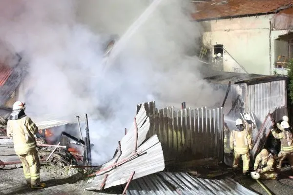 Gece yarısı facianın eşiğinden dönüldü! İşçilerinin kaldığı konteynerlerde yangın: 4 işçi son anda kurtuldu-2