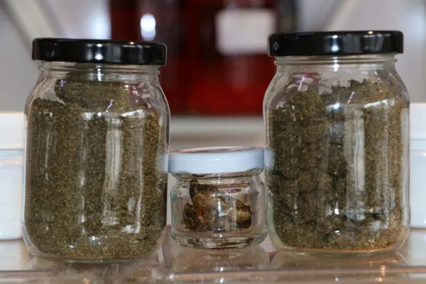 koronavirus-salgini-sonrasi-satislar-patladi-ne-kolonya-ne-maske-herkes-onun-pesinde-1584435418315.jpg Koronavirüs salgını sonrası satışlar patladı! Ne kolonya ne maske, herkes onun peşinde-4