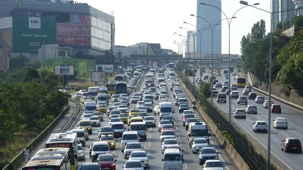 kurban-bayrami-tatili-donusu-istanbulda-trafik-eski-gunlerine-dondu-yogunluk-havadan-goruntulendi-1627279901763.jpg Kurban Bayramı tatili dönüşü İstanbul'da trafik eski günlerine döndü! Yoğunluk havadan görüntülendi-4