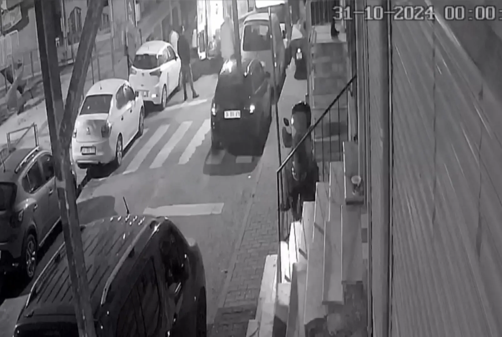 Kız kardeşini yeğeninin yanında öldürdü