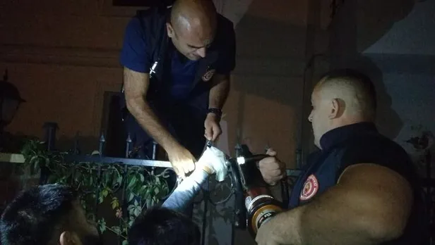 Eline saplanan korkuluk demiriyle hastaneye kaldırıldı-3